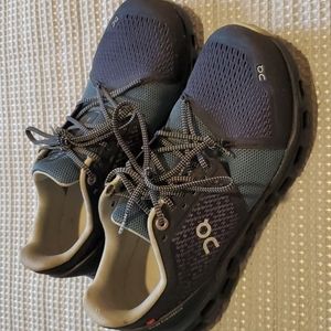 ON Cloudstratus women's size 7.5